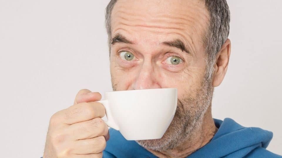 Conheça os benefícios dos chás para pessoas idosas